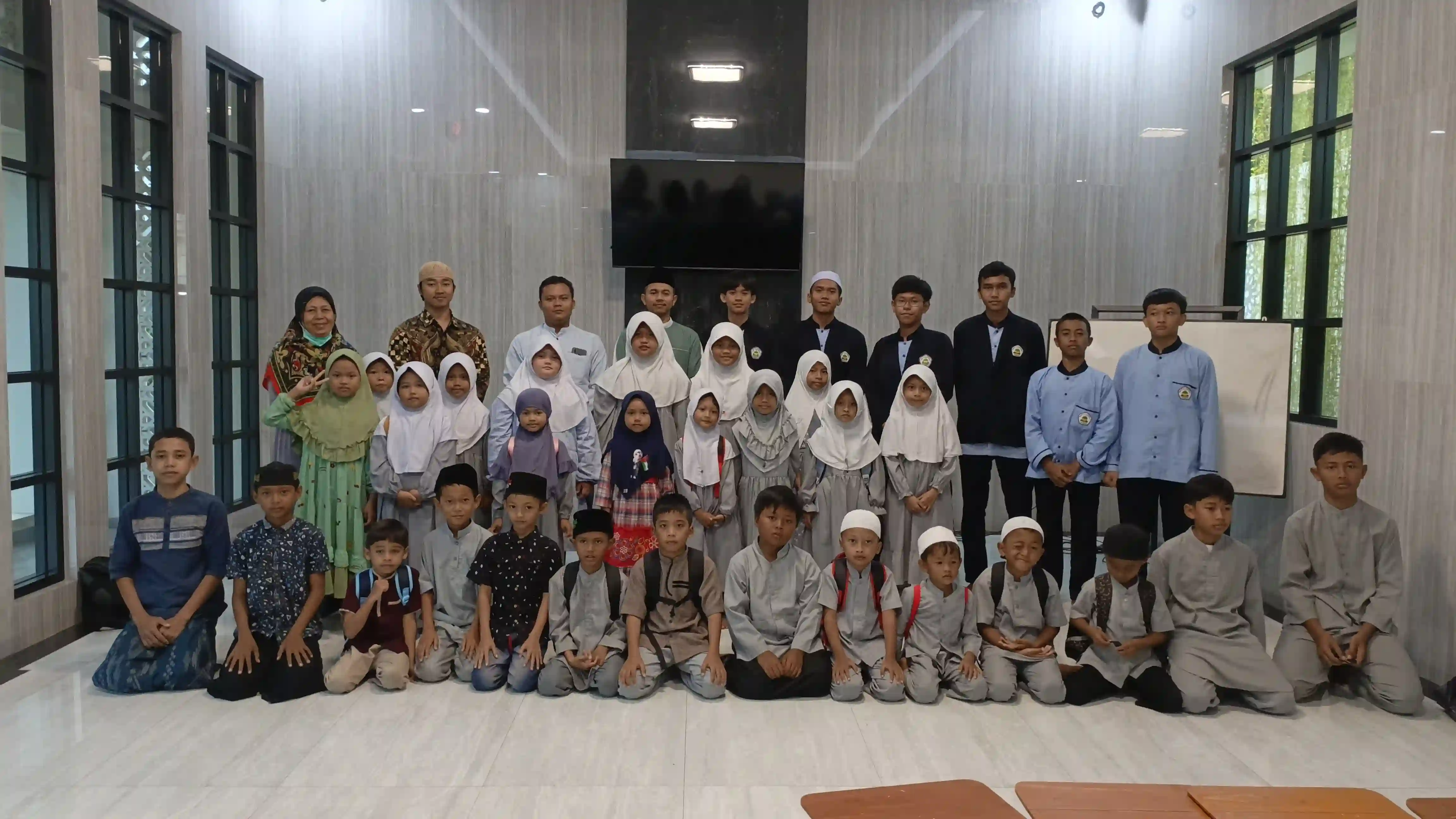 SMA Al Furqan Laksanakan Kegiatan KKS (Khidmat kepada Sesama)