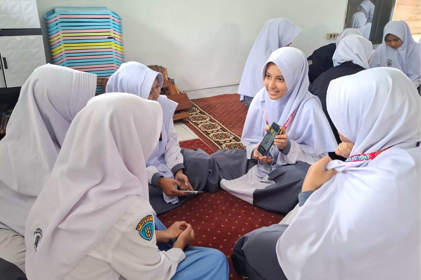 Berbagi Cerita Ramadan Melalui Foto dalam Kegiatan English for Life: Gathering Stories through Photos